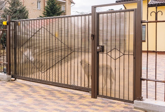 Купить ворота из профлиста с элементами ковки, с металлическими столбами в рамке или под дерево в Кинешме от 158415 руб